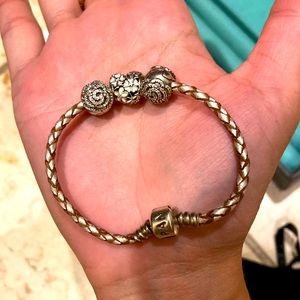 Pandora- bracelet x1, Clipper x2, charm x1